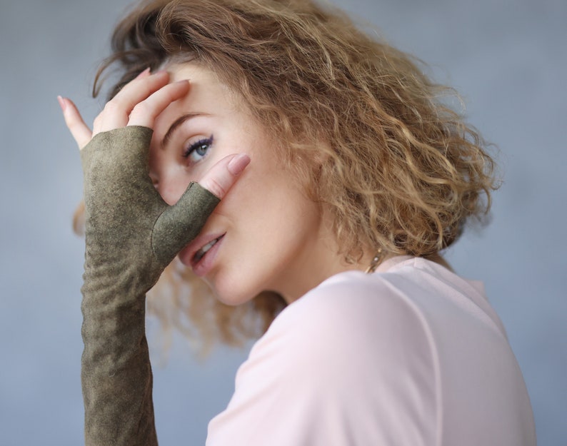 Handmade khaki green soft leather fingerless gloves image 4