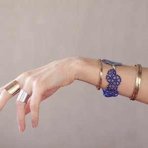 Bracciale geometrico fatto a mano con dettagli in pelle blu con perline