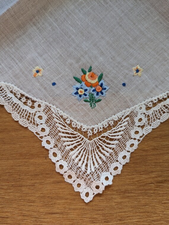 Floral Embroidered Hankie, Corner Lace Fan Edge, O