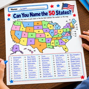 Könnte beinhalten: Ein weißes Arbeitsblatt mit dem Titel Can You Name the 50 States? mit einer farbenfrohen, nummerierten Karte der Vereinigten Staaten und einer Namenszeile, in der Liam steht. Unter der Karte befindet sich eine Liste der 50 Bundesstaaten.