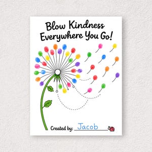 Könnte beinhalten: Ein weißer Druck mit dem schwarzen Text Blow Kindness Everywhere You Go! über einer Pusteblumen-Illustration aus bunten fingerabdruckartigen Punkten. Einige Punkte schweben auf geschwungenen Linien davon. Unten steht Created by: Jacob und ein Marienkäfer.