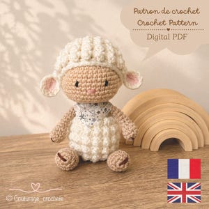 Peut inclure: Une poupée mouton au crochet avec une tête et un corps en laine texturée couleur crème, des membres beige et des oreilles intérieures roses. Le mouton porte un bandana blanc à motif d'étoiles grises. Texte : Patron de crochet, Crochet Pattern, Digital PDF.