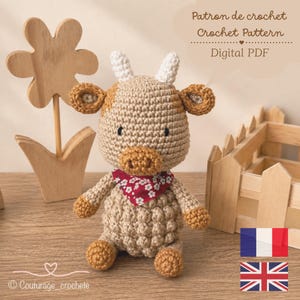 Peut inclure: Une peluche vache au crochet avec un corps beige et marron clair, des cornes blanches et un bandana rouge foncé à motifs floraux blancs. Le texte indique : Patron de crochet, Crochet Pattern, Digital PDF et le nom Couturage_crochete.