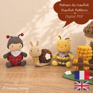 Peut inclure: Quatre jouets en crochet incluant une coccinelle, un escargot, une abeille et une structure brune texturée. La coccinelle porte un bavoir à motifs, l'escargot a une fleur sur sa coquille et l'abeille un bavoir étoilé. Texte Patron de crochet.