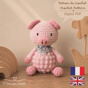 Peut inclure: Un cochon en crochet rose clair portant un foulard à motifs floraux. Le texte sur l'image indique : Patron de crochet, Crochet Pattern, Digital PDF. Le cochon possède de petits yeux et un museau noirs, un corps texturé et des oreilles rondes.