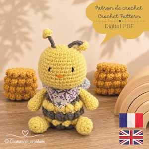 Peut inclure: Un jouet abeille au crochet avec des rayures jaunes et gris foncé, deux antennes et un petit nez orange. L'abeille porte un bandana blanc à motif d'étoiles violettes. Le texte indique : Patron de crochet, Crochet Pattern, Digital PDF.