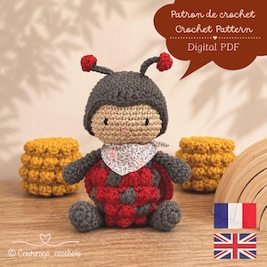 Peut inclure: Une poupée coccinelle au crochet avec une tête et des antennes gris foncé, un visage beige et un corps rouge à pois gris foncé. La poupée porte un bandana blanc à motif floral. Le texte sur l'image indique : Patron de crochet Crochet Pattern Digital PDF.