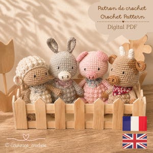 Peut inclure: Quatre animaux en peluche crochetés, dont un mouton crème, un âne gris, un cochon rose et une vache marron, portant tous de petits foulards à motifs. Ils sont placés dans une barrière en bois clair. Le texte indique : Patron de crochet, Crochet Pattern, Digital PDF.