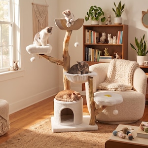 Peut inclure: Un arbre à chat à plusieurs niveaux avec un tronc en bois naturel, une base en peluche blanche avec une niche et plusieurs plateformes. Une plateforme est en forme de fleur blanche avec un cœur jaune. Trois chats se reposent sur la structure.