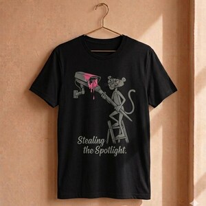 T-shirt Stealing The Spotlight - creatieve grafische kunst - op Pink Panther geïnspireerd uniseks T-shirt - geestig en sarcastisch ontwerp"