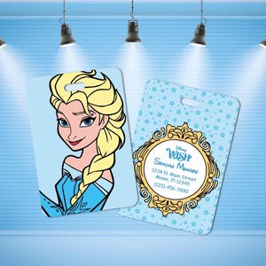 Pu&ograve; includere: Due etichette per bagagli rettangolari con angoli arrotondati. Un'etichetta presenta un personaggio biondo con un vestito blu. L'altra ha uno sfondo azzurro con piccole stelle e una cornice dorata decorata contenente il testo Disney WISH, Sondra Monade, 1234 N. Main Street, Miami, Fl 12345, (123) 456-7890.