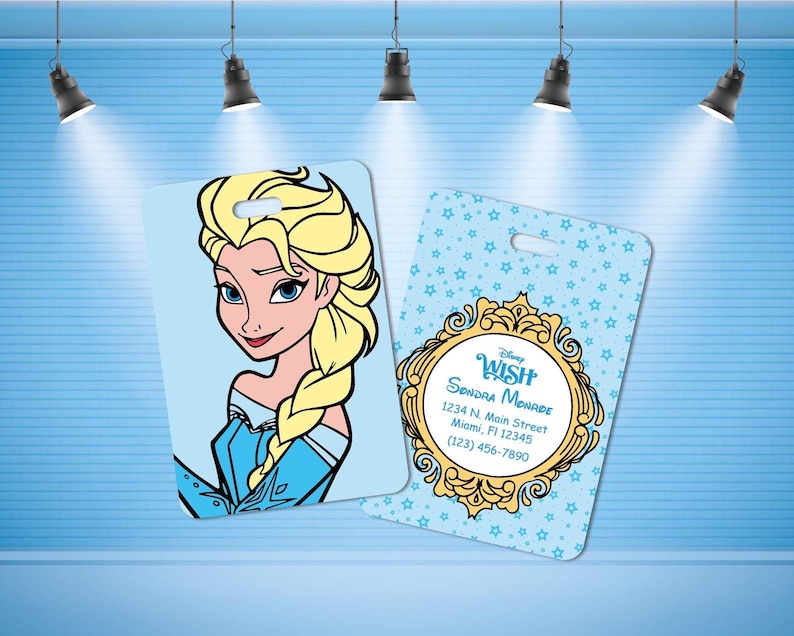 Pu&ograve; includere: Due etichette per bagagli rettangolari con angoli arrotondati. Un'etichetta presenta un personaggio biondo con un vestito blu. L'altra ha uno sfondo azzurro con piccole stelle e una cornice dorata decorata contenente il testo Disney WISH, Sondra Monade, 1234 N. Main Street, Miami, Fl 12345, (123) 456-7890.