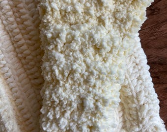 Cárdigan tejido a mano a crochet en color crema con múltiples hilos