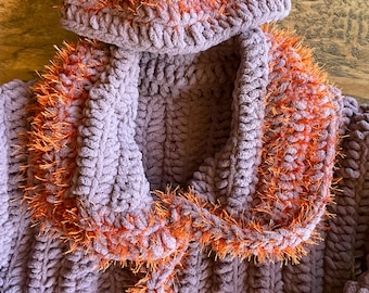 Gehäkelte, lila Damenjacke mit Eye Lash Orange Trim und Mütze, einschließlich Pferdeschwanzloch.