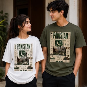 Pode incluir: Uma t-shirt branca e uma t-shirt verde-azeitona, cada uma com uma impressão gráfica retangular com o texto PAKISTAN, um emblema de lua crescente e estrela, e ilustrações de monumentos, um camião e escrita em urdu.