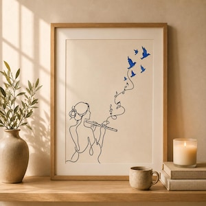 Op de afbeelding: Een ingelijste kunstdruk met een zwarte doorlopende lijntekening van een persoon die fluit speelt. Muzieknoten komen uit het instrument en veranderen in een zwerm van vijf kleine, felblauwe vogels die omhoog vliegen tegen een crèmekleurige achtergrond.