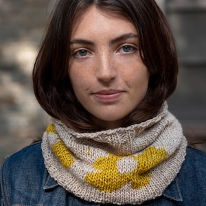 Flower motif merino wool neck warmer - Beige and Mustard yellow