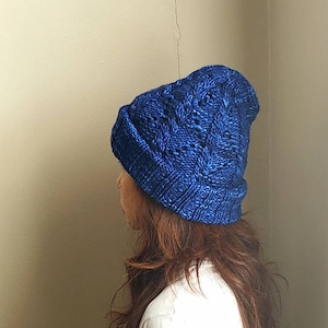 以下が含まれることがあります： ケーブル編みの青いニット帽