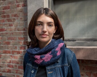 Flower motif merino wool neck warmer - Navy and pink