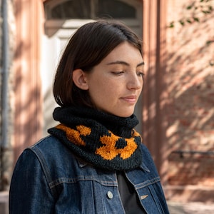 Flower motif merino wool neck warmer - Charcoal and Orange