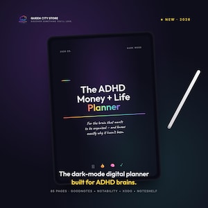 Może przedstawiać: Cyfrowy planer w trybie ciemnym dla mózgów z ADHD. Obraz zawiera tekst "The ADHD Money + Life Planner" w kolorze białym i żółtym, ze słowem "Planner" w kolorach tęczy. Zawiera również tekst "Dla mózgu, który chce się zorganizować - i wie dokładnie dlaczego mu się to nie udało".