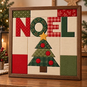 Pode incluir: Uma peça de arte de parede em tecido com moldura quadrada e design de patchwork. A palavra NOEL é formada por letras de tecido com vários padrões. Abaixo, uma árvore de Natal de tecido com uma estrela amarela e ornamentos vermelhos.