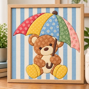 Könnte beinhalten: Ein gerahmtes Wandbild aus Stoff, das einen braunen Teddybären mit einem bunten Regenschirm zeigt. Der Bär hat eine helle Schnauze und einen hellen Bauch, und der Schirm besteht aus roten, gelben, blauen und grünen Stoffbahnen mit Blumenmustern. Der Hintergrund besteht aus hellblau-weiß gestreiftem Stoff.