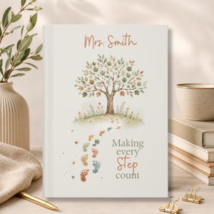 Pode incluir: Um livro de capa dura branco com uma ilustração em aguarela de uma árvore numa colina relvada. O texto Mrs. Smith aparece no topo, com pegadas de bebé coloridas que levam à árvore e o texto Making every Step count por baixo.