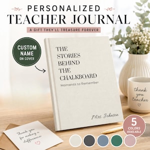 Può includere: Un diario per insegnanti personalizzato con copertina in tessuto color crema che riporta il testo nero THE STORIES BEHIND THE CHALKBOARD, Moments to Remember e il nome Mrs. Johnson. Un piccolo biglietto recita Thank you for making a difference.