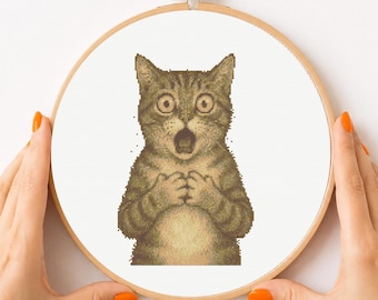 Divertente schema per punto croce di un gatto scioccato in formato PDF, meme di un gatto tigrato sorpreso (download digitale)