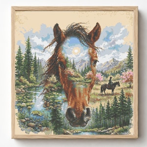 Puede incluir: Un bordado en punto de cruz enmarcado que presenta la silueta de una cabeza de caballo marrón rellena con un paisaje de montañas soleadas, un río y pinos. Un jinete a caballo es visible en el prado del fondo.