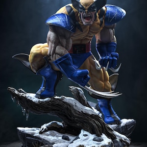 Peut inclure: Une figurine détaillée du personnage Wolverine dans une pose accroupie et agressive. Le personnage porte un costume jaune et bleu avec des épaulettes noires, des gants bleus avec des griffes argentées et un masque jaune sur un socle en bois enneigé.
