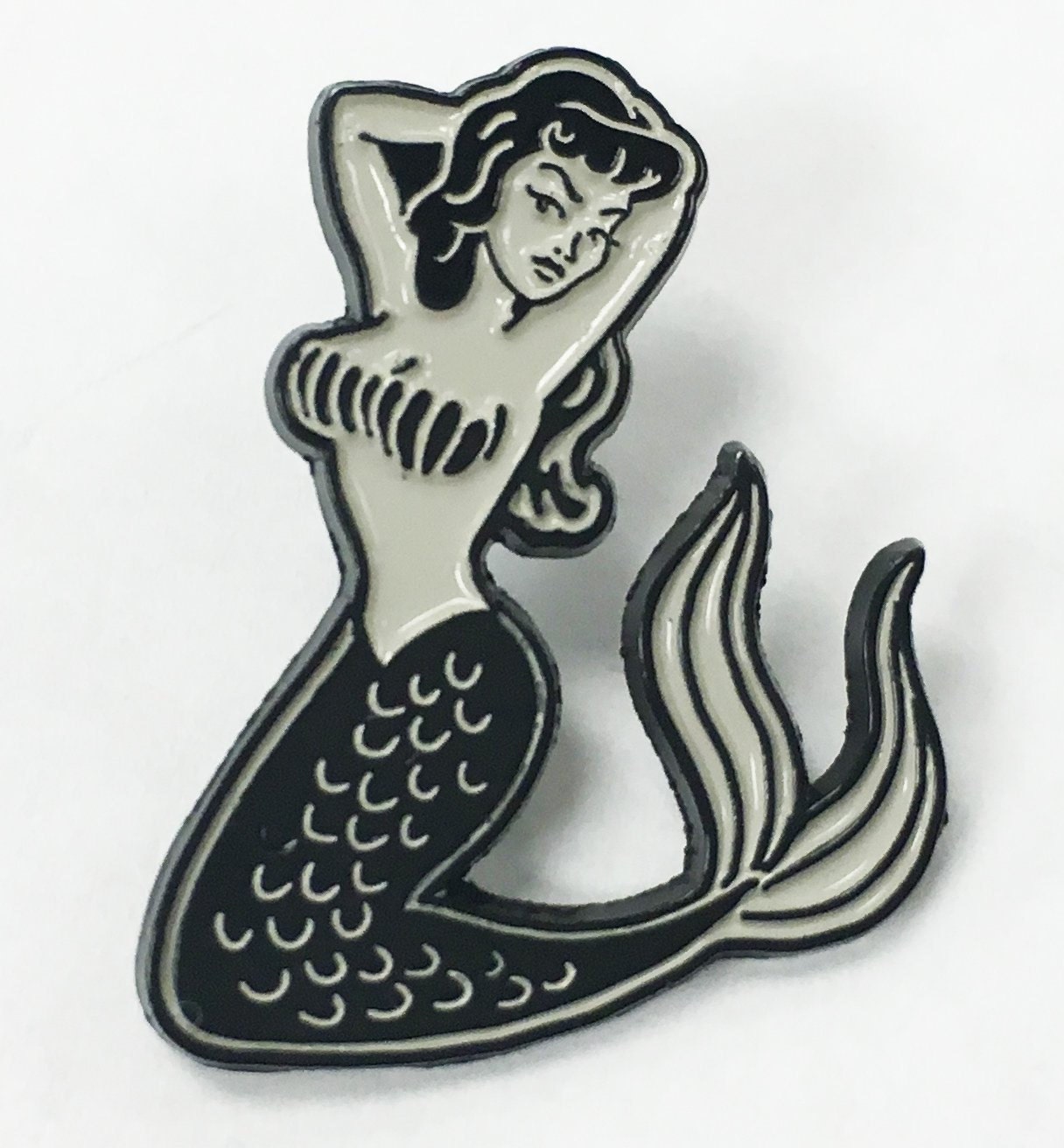 Meerjungfrau Pin Up Madchen Tattoo Style Emaille Revers Pin Etsy