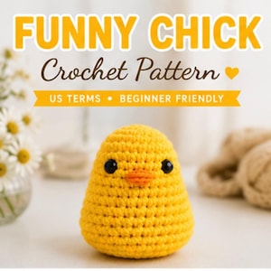 Puede incluir: Un pollito de ganchillo amarillo con ojos negros y pico naranja. El texto dice: FUNNY CHICK Crochet Pattern, US TERMS, BEGINNER FRIENDLY. El pollito tiene un cuerpo redondeado y texturizado hecho de hilo, con un diseño simple y compacto.