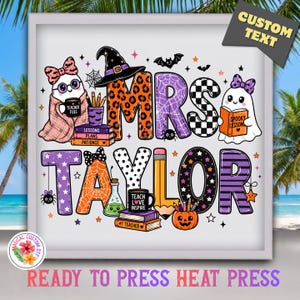 K&ouml;nnte beinhalten: Ein W&auml;rme&uuml;bertragungsdesign mit dem Text MRS TAYLOR und Halloween-Motiven, darunter Geister, ein Hexenhut, B&uuml;cher mit der Aufschrift LESSONS PLANS PATIENCE, ein K&uuml;rbis, ein Bleistift sowie Tassen mit der Aufschrift TEACHER FUEL.