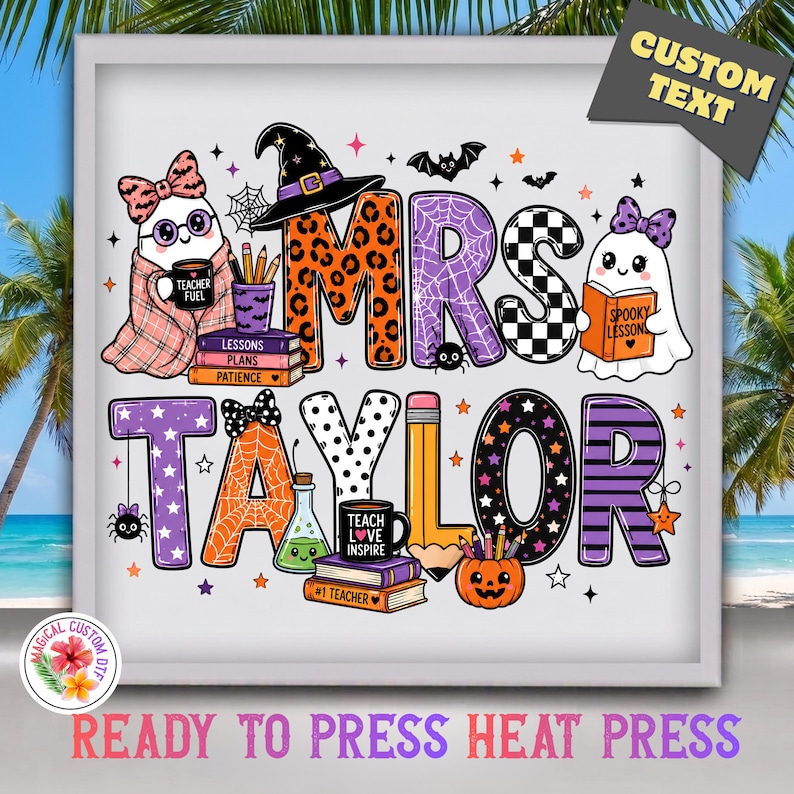 K&ouml;nnte beinhalten: Ein W&auml;rme&uuml;bertragungsdesign mit dem Text MRS TAYLOR und Halloween-Motiven, darunter Geister, ein Hexenhut, B&uuml;cher mit der Aufschrift LESSONS PLANS PATIENCE, ein K&uuml;rbis, ein Bleistift sowie Tassen mit der Aufschrift TEACHER FUEL.