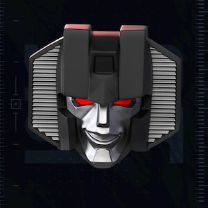 Puede incluir: Una escultura de cabeza robótica con un casco negro mate, rejillas laterales plateadas y una placa frontal de color plata metálico. La figura tiene ojos rojos brillantes y una sonrisa. El texto indica TEST PRINTED AMS COLORED STL y PATREON.COM/YOSHSTUDIOS.
