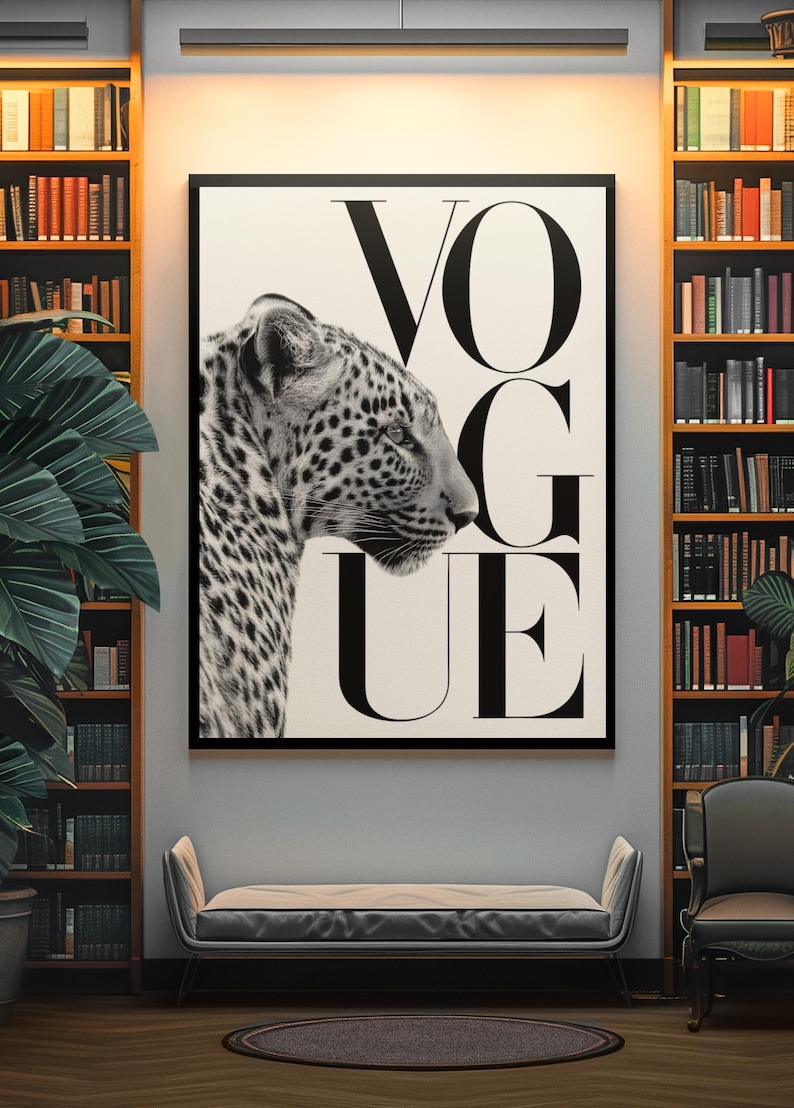 K&ouml;nnte beinhalten: Schwarz-Wei&szlig;-Druck mit dem Wort &bdquo;VOGUE&ldquo; und einem Leopardenprofil. Das Kunstwerk h&auml;ngt &uuml;ber einer Bank in einem Raum mit B&uuml;cherregalen und einer gro&szlig;en Topfpflanze, was ein stilvolles Interieur schafft.