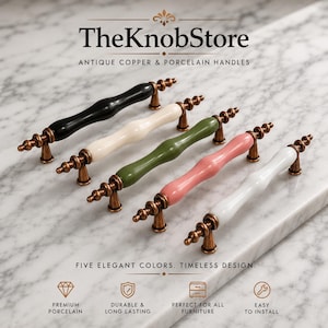 Könnte beinhalten: Fünf Schrankgriffe mit antiken Kupfermetallbasen und glatten Porzellangriffen in Schwarz, Creme, Olivgrün, Altrosa und Weiß. Der Text TheKnobStore Antique Copper & Porcelain Handles und Five elegant colors. Timeless design. ist sichtbar.