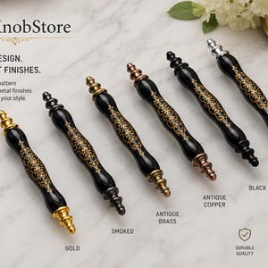Puede incluir: Seis tiradores de armario de TheKnobStore, cada uno con un mango negro y patrones de filigrana dorada. Los acabados incluyen oro, ahumado, latón antiguo, cobre antiguo, negro y cromo. El texto en la imagen dice TheKnobStore, Timeless Design, Six Elegant Finishes y etiquetas para cada acabado.