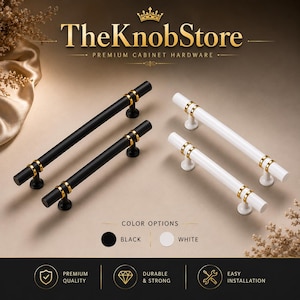 Könnte beinhalten: Zwei mattschwarze und zwei glänzend weiße zylindrische Schrankgriffe mit goldfarbenen Ringakzenten. Der Text TheKnobStore Premium Cabinet Hardware steht oben, mit Color Options Black and White sowie Symbolen für Qualität und Installation.