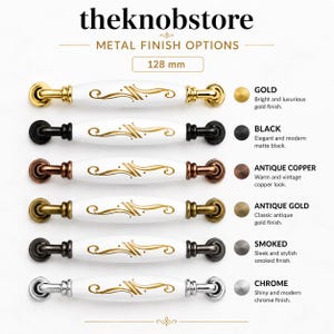 Può includere: Sei maniglie per armadietti con centri in ceramica bianca e motivi dorati, ciascuna da 128 mm. Le finiture metalliche includono oro, nero, rame antico, oro antico, fumé e cromo, etichettate come theknobstore metal finish options.