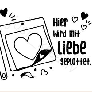 Puede incluir: Un gráfico digital en blanco y negro que muestra una máquina de corte, una herramienta de depilado y varios iconos de corazones. El texto dice: Plotterdatei mit Herz Statement | Doodle, Hier wird mit Liebe geplottet., y SVG | PNG | DXF | Silhouette.