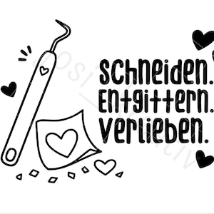 Könnte beinhalten: Eine schwarz-weiße digitale Grafik mit einem Entgitterungswerkzeug, einem quadratischen Stück Material mit einem Herz und dem Text Schneiden. Entgittern. Verlieben., umgeben von kleinen Herzsymbolen und dekorativen Strichen auf hellem Grund.