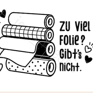 Könnte beinhalten: Eine schwarz-weiße Grafikillustration, die einen Stapel aus vier Vinylfolienrollen mit verschiedenen Texturen zeigt. Rechts steht der deutsche Text: ZU VIEL FOLIE? Gibt's nicht. Das Design enthält kleine Herzsymbole und dekorative Striche.