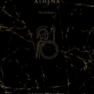Puede incluir: Una superficie rectangular negra con vetas de mármol dorado. El texto ATHENA, The Strategist, y la cita I think clearly. I decide with power. aparecen en oro. Una ilustración de línea dorada de una figura con casco, lanza y escudo.
