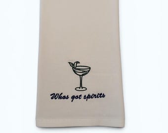 Geborduurde theedoek "Whos Got Spirits", cocktailkeukendecor, barwagenaccessoire, cadeau voor barman, leuke barhanddoek, martiniglashanddoek