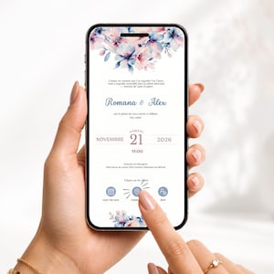 Peut inclure: Une invitation de mariage numérique affichée sur un écran de smartphone, ornée d'accents floraux à l'aquarelle bleus et roses. Le texte indique les prénoms Romana & Alex, la date du 21 novembre 2026 et des icônes interactives pour RSVP et itinéraire.