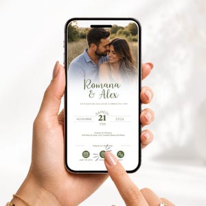 Peut inclure: Une invitation de mariage numérique affichée sur un écran de smartphone avec une photo d'un couple, les prénoms Romana & Alex, la date du samedi 21 novembre 2026 à 11h00, des détails de lieu et des icônes interactives pour enregistrer la date, l'itinéraire et RSVP.