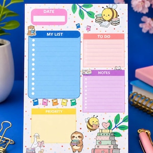 Peut inclure: Une feuille de planification rectangulaire en papier avec une case date rose, une section My List bleue, une section To Do rose, une section Notes violette et une case Priority jaune. Le design inclut des illustrations d'abeilles, d'un paresseux et d'une oie avec des livres.